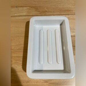 4/$25 Tweety bird themed soap dish. Excellent Condition. Great for any tweety